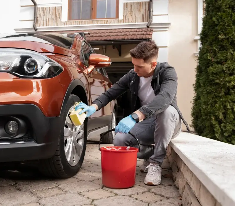Lavage auto à domicile Dreuil-lès-Amiens : professionnel intervenant sur un véhicule